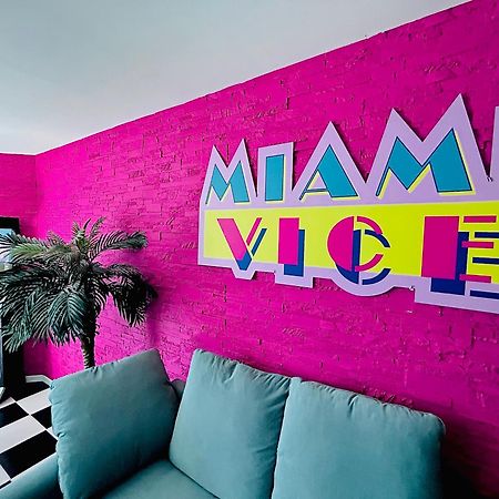 Capsule Miami Vice - Jacuzzi - Billard - Ecran Cinema & Netflix - Ping-Pong - Nintendo & Jeux- Liévin Exteriér fotografie