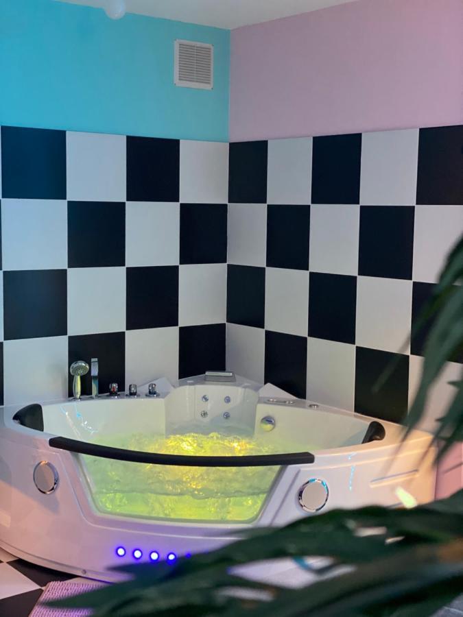 Capsule Miami Vice - Jacuzzi - Billard - Ecran Cinema & Netflix - Ping-Pong - Nintendo & Jeux- Liévin Exteriér fotografie