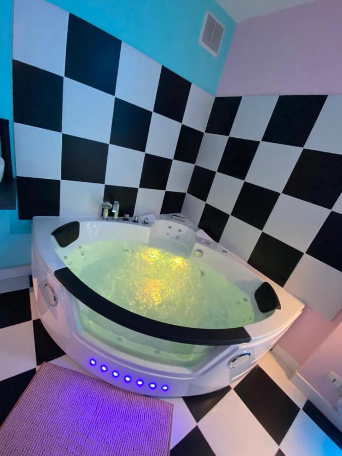 Capsule Miami Vice - Jacuzzi - Billard - Ecran Cinema & Netflix - Ping-Pong - Nintendo & Jeux- Liévin Exteriér fotografie