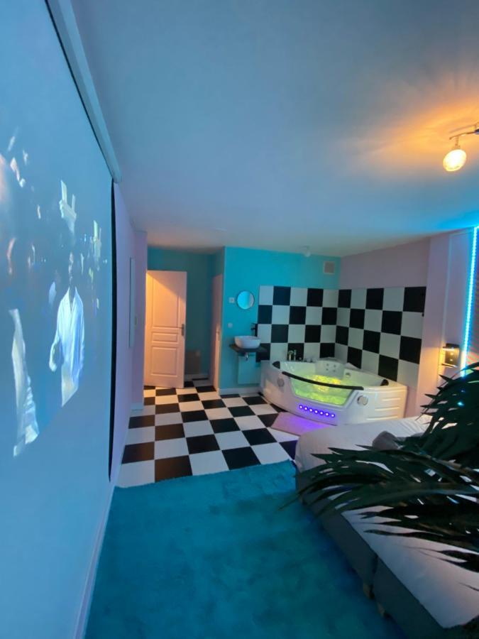 Capsule Miami Vice - Jacuzzi - Billard - Ecran Cinema & Netflix - Ping-Pong - Nintendo & Jeux- Liévin Exteriér fotografie