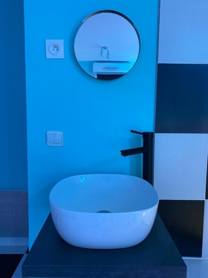 Capsule Miami Vice - Jacuzzi - Billard - Ecran Cinema & Netflix - Ping-Pong - Nintendo & Jeux- Liévin Exteriér fotografie