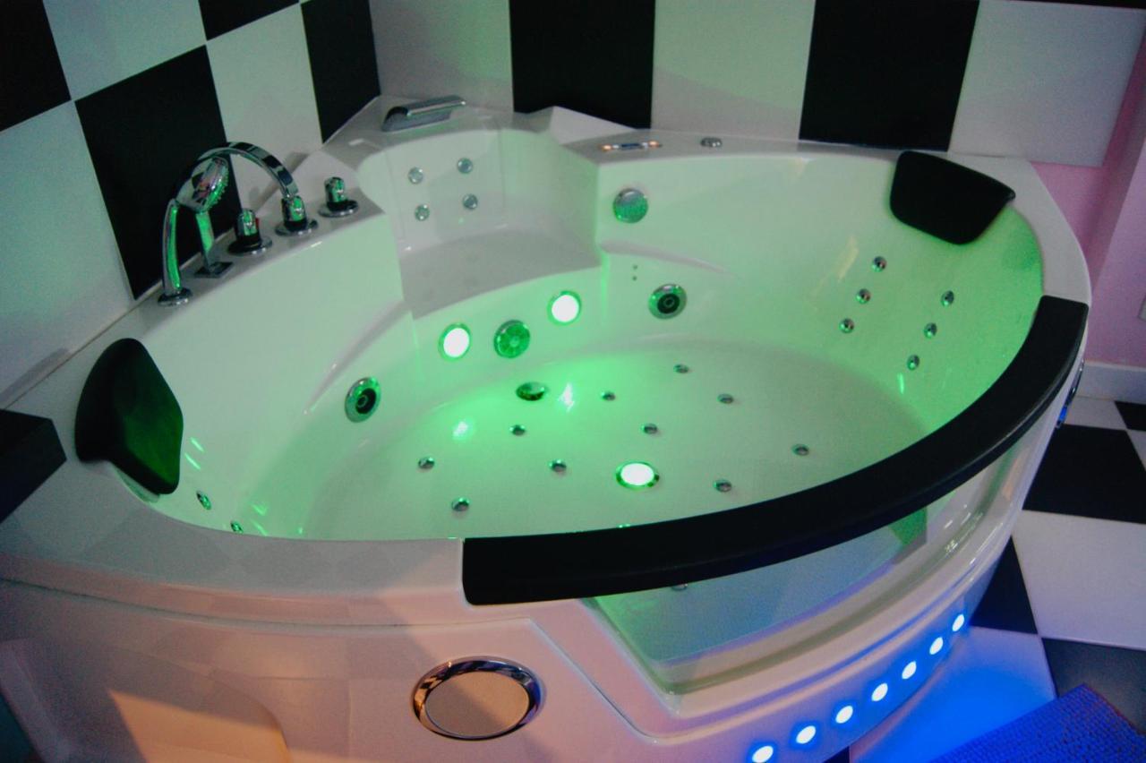 Capsule Miami Vice - Jacuzzi - Billard - Ecran Cinema & Netflix - Ping-Pong - Nintendo & Jeux- Liévin Exteriér fotografie