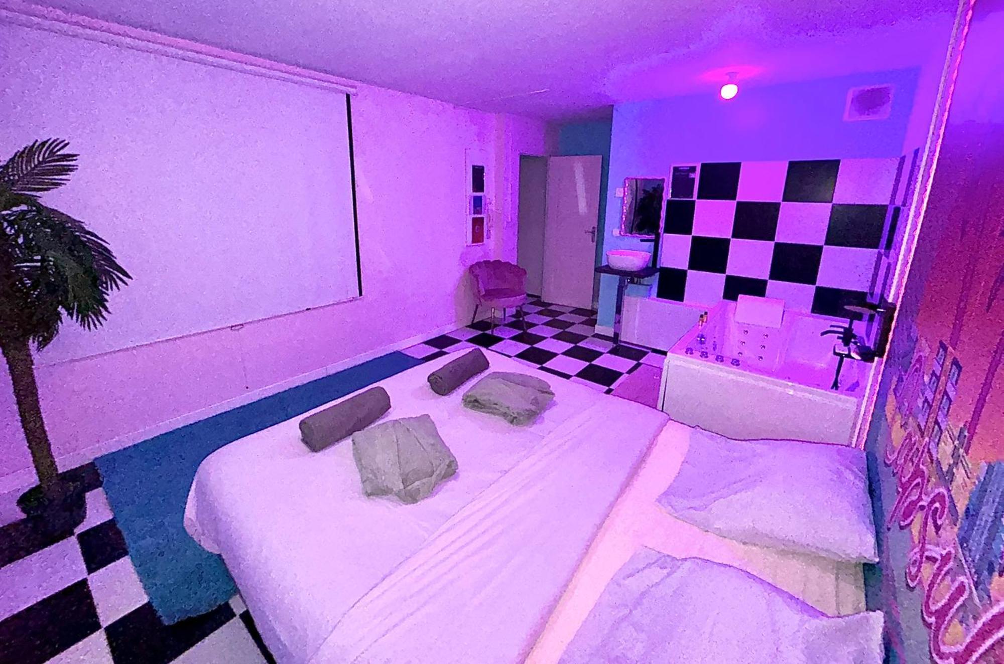 Capsule Miami Vice - Jacuzzi - Billard - Ecran Cinema & Netflix - Ping-Pong - Nintendo & Jeux- Liévin Exteriér fotografie
